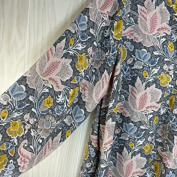 Tahari Plus Size V-Neck Blouse Size 1X Gray Floral Georgette Popover Pullover - Picture 5 of 11